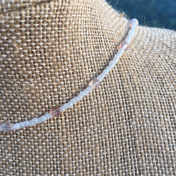 Light pink and white pattern beaded choker - Picture 2 of 3